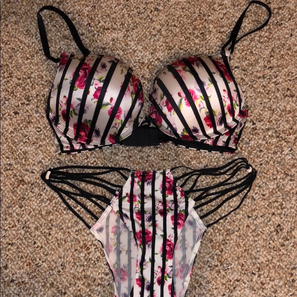 32c VS bombshell studded bra w matching nwot panty